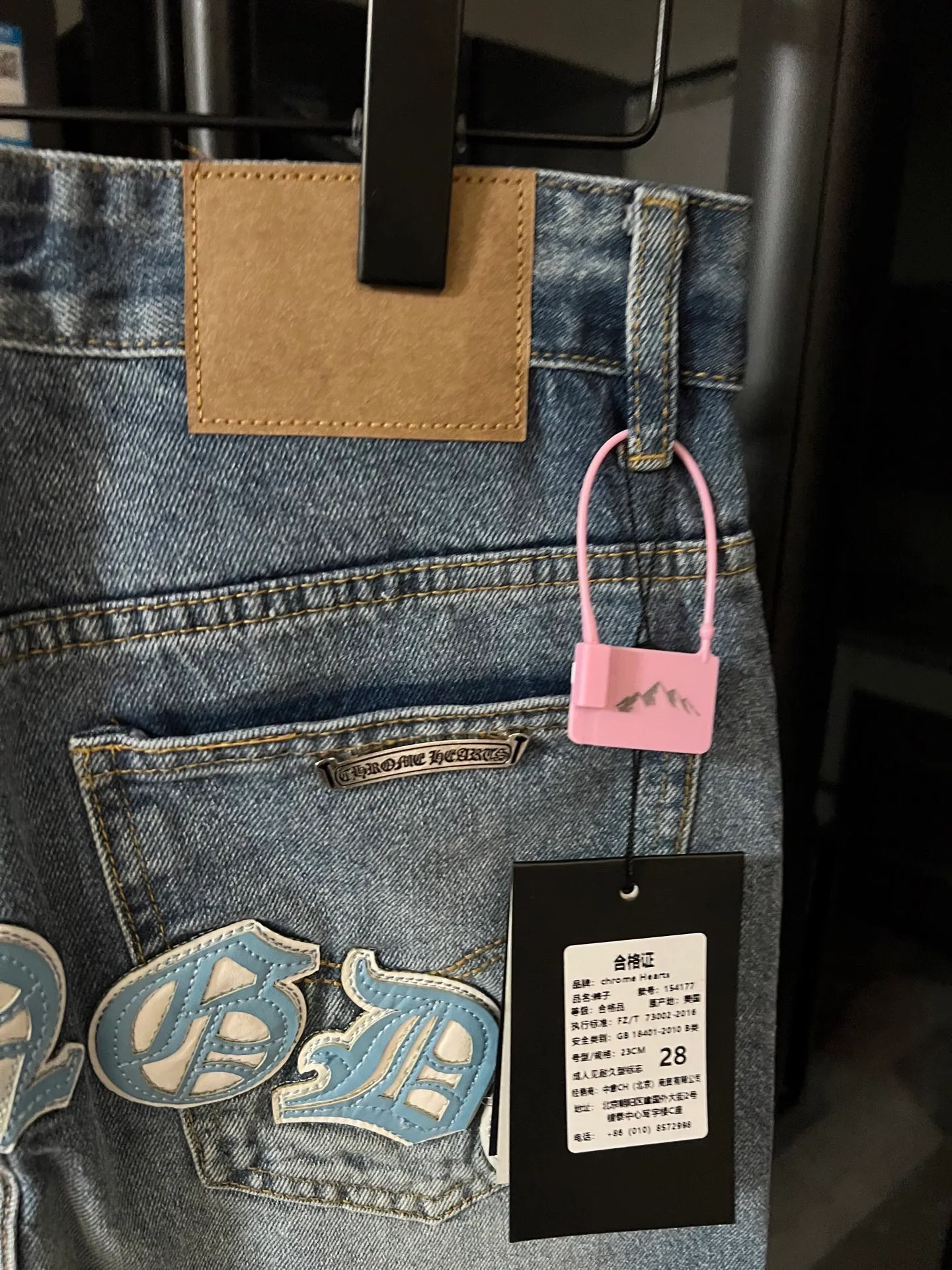 P260 [Next day] Chrome Hearts/Chrome Hearts CH Hong Kong City Limited Series Sanskrit Cross Patch Leather Jeans (Blue) Blue and White Color - Hong Kong Limited Fashion players, Chrome Hearts Hong Kong City Limited Jeans are now available!  The unique color scheme is like the intertwining of vitality and romance of Hong Kong. The three-dimensional letters between the hips seem to tell the story of the city. The customized hardware, the three-dimensional and thick cross stamens, and the hand-cut leather washers make the details full of luxury.  Handcrafted and made of environmentally friendly materials, comfort and quality coexist. Owning it is not only an outfit, but also a status symbol. Globally limited edition, don’t miss it.  Size: 28 30 32 34 (corresponding to s-xl) Detailed size can be found in Figure 9